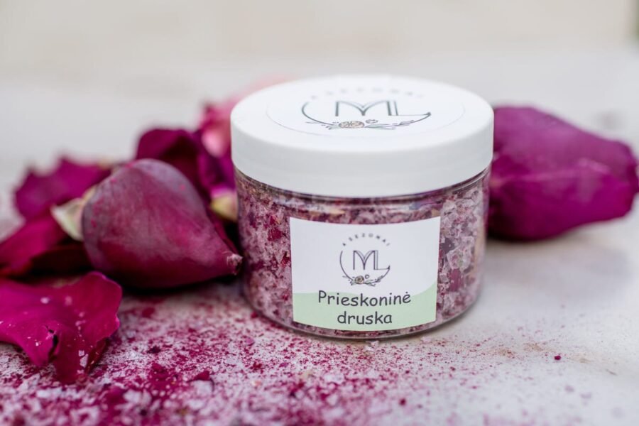 Druskos dribsniai su rožėmis