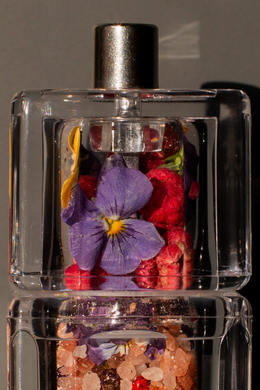 Seasoning salt with pansies