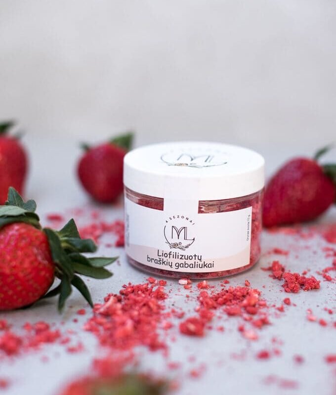 Freeze-dried strawberry chunks Freeze-dried strawberry chunks