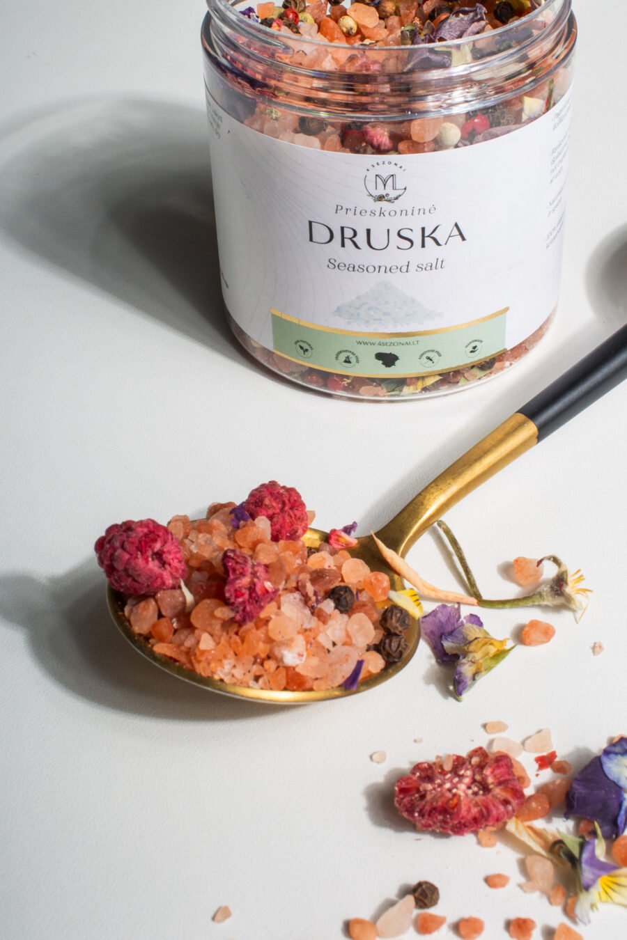 Seasoning salt with pansies