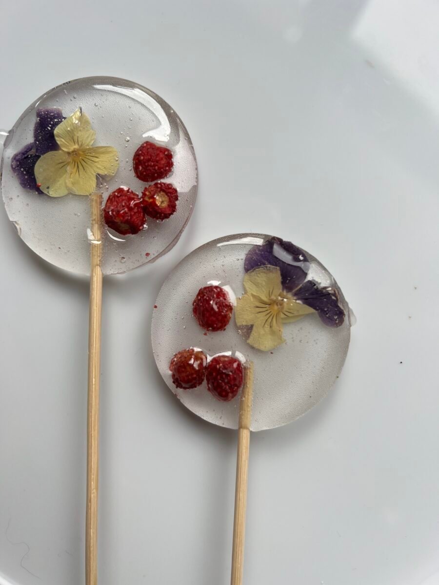 Sugar-free lollipops with freeze-dried orphan flowers and strawberries, 1 piece (15 g)