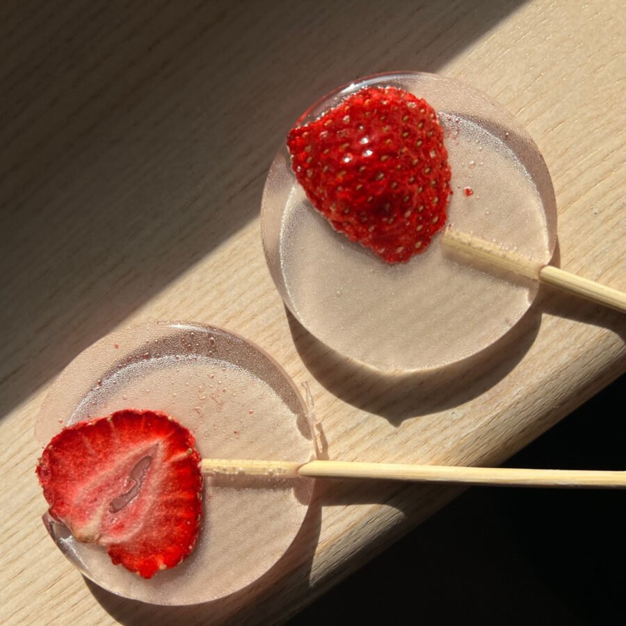 7 Sugar-free lollipops with freeze-dried orphan flowers and strawberries, 1 piece (15 g) (Kopija)
