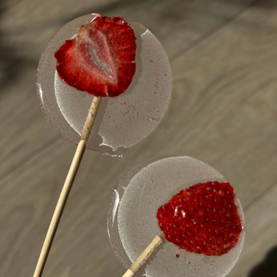 8 Sugar-free lollipops with freeze-dried orphan flowers and strawberries, 1 piece (15 g) (Kopija)